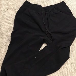 LULULEMON- Jet Crop Blk Size 4